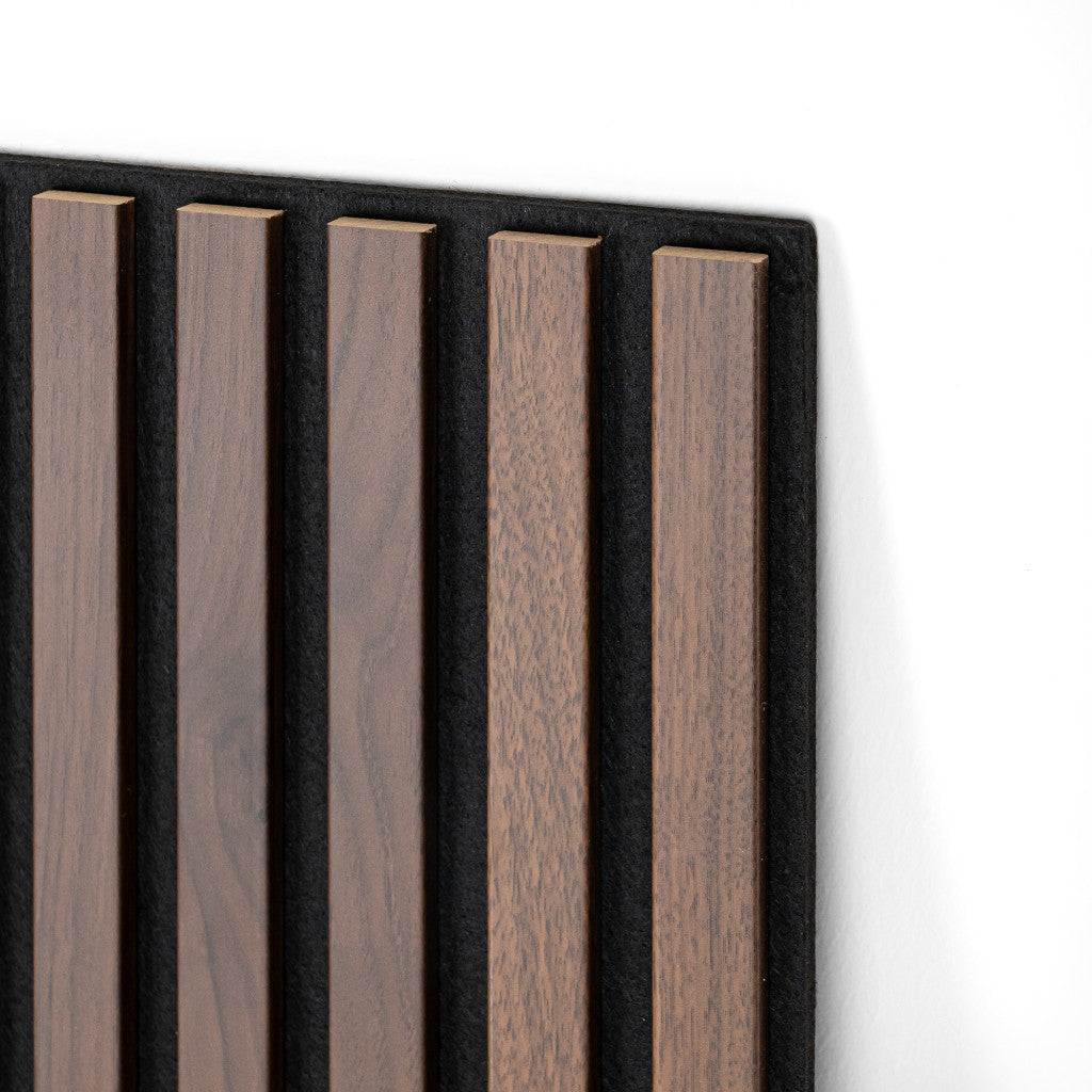 Akusztikus falpanel dió hatású lécek és fekete filc közelről - Homelux, 260060-Walnut
