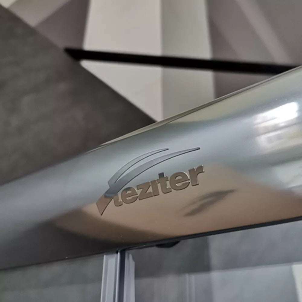 Íves zuhanykabin Leziter márkajelzése közelről - Homelux, SDEEP80